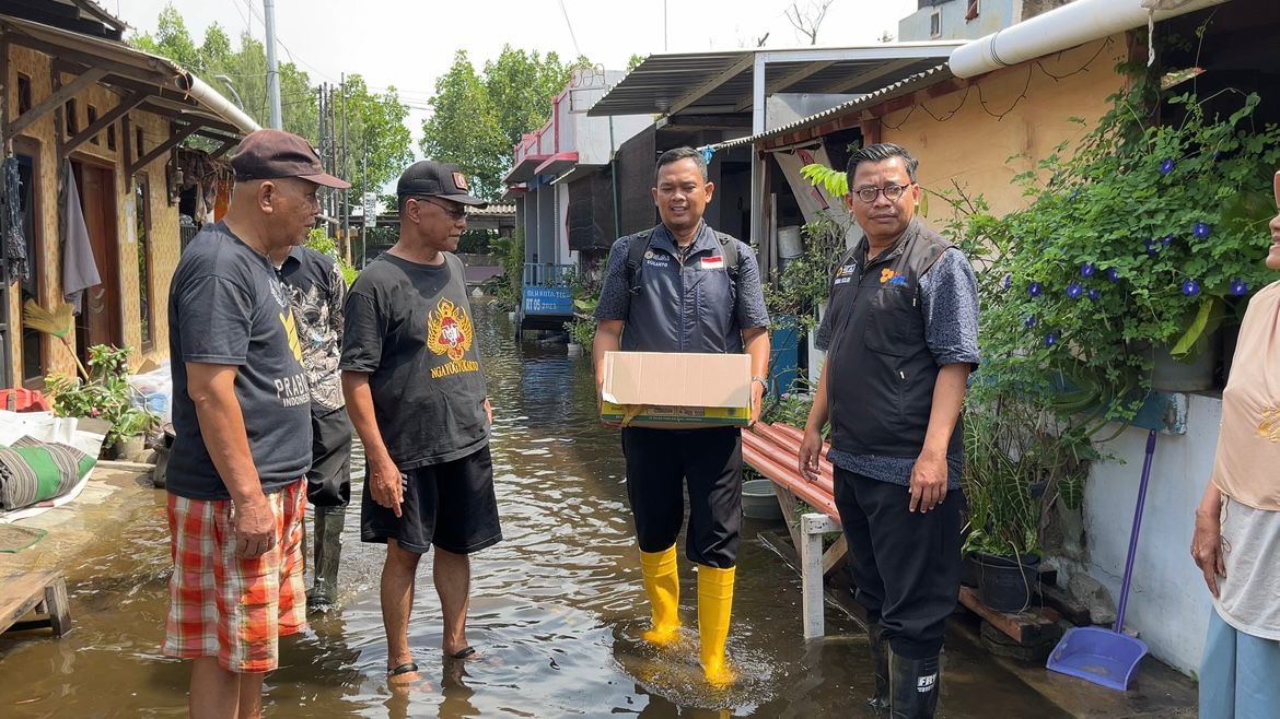 Gerak Cepat, LAZ Sahabat Asnaf Indonesia dan Baitul Maal BMT BUM Salurkan 100 Paket Nasi Ponggol dan Obat-obatan untuk Korban Banjir Kota Tegal